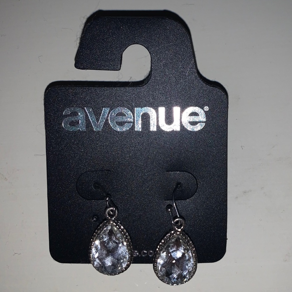 NEW. NEVER WORN Avenue tangling silver earring